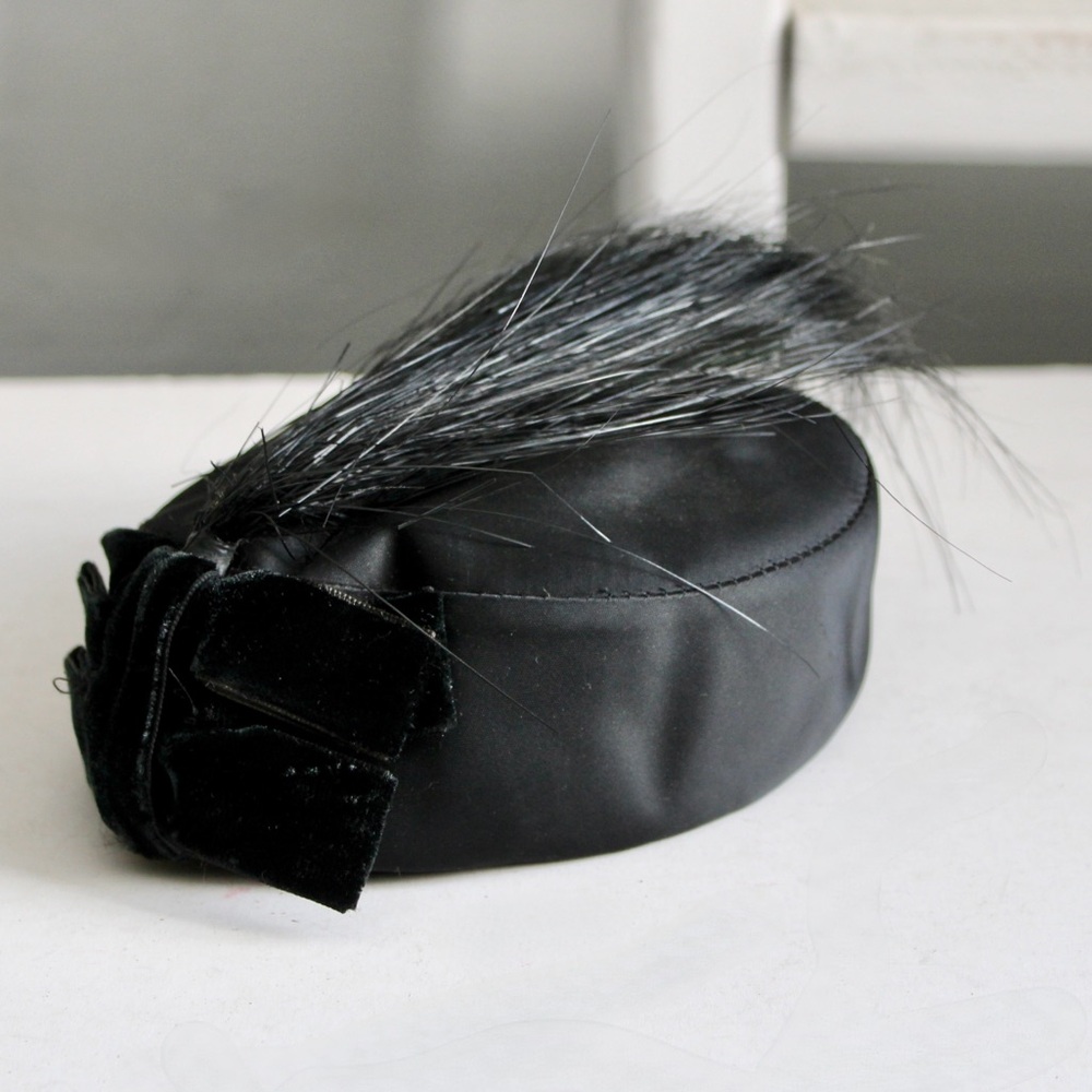 Miss Sally Victor Women's Vintage 1950's Black Feather Satin Pillbox Hat - Picture 2 of 5